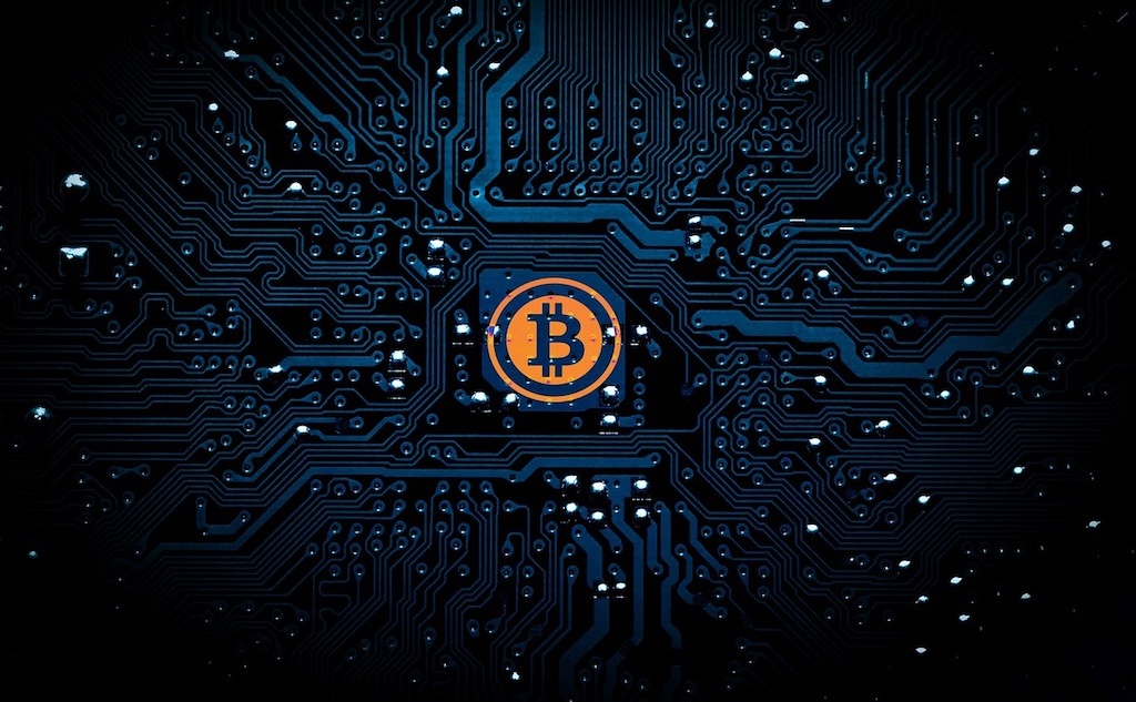 Курс Биткоина стремительно рос весь 2017 год. На момент написания статьи 1 Биткоин стоил 13 429 долларов США . Для сравнения в июле 2017 его цена была 2 920 долларов США. Фото: Pexels.com (CC0).